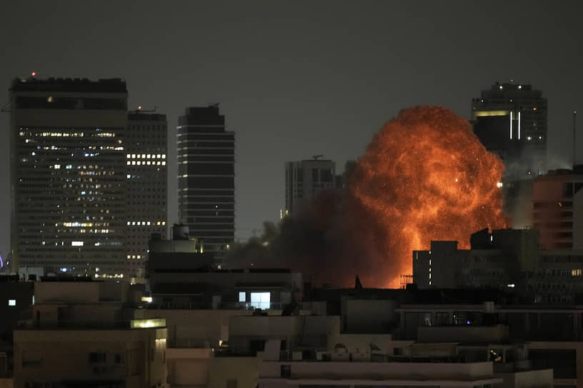 Взрыв в результате ракетного удара Ирана в Тель-Авиве