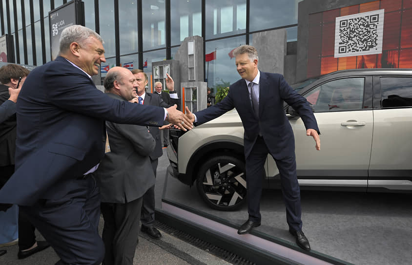 Президент АвтоВАЗа Максим Соколов (справа) на презентации новых моделей компании