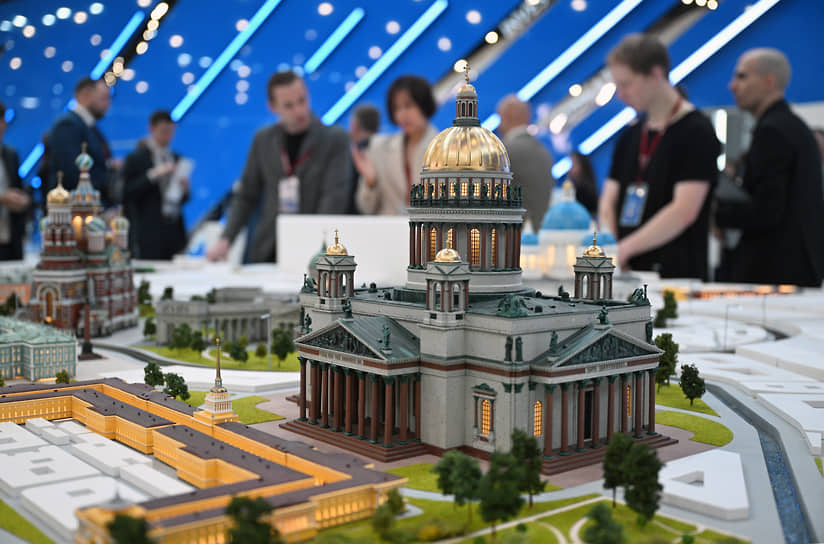 Модель Исаакиевского собора на интерактивном архитектурно-ландшафтном макете Санкт-Петербурга