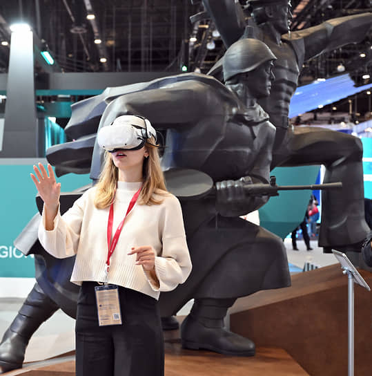 Участница форума в VR-очках