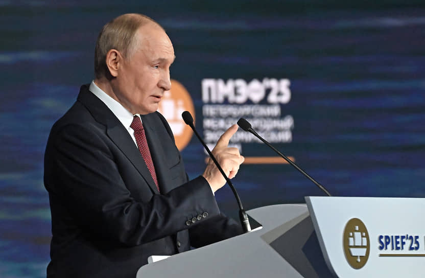 Президент РФ Владимир Путин на пленарном заседании