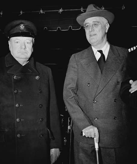 Премьер-министр Великобритании Уинстон Черчилль (слева) и президент США Франклин Рузвельт