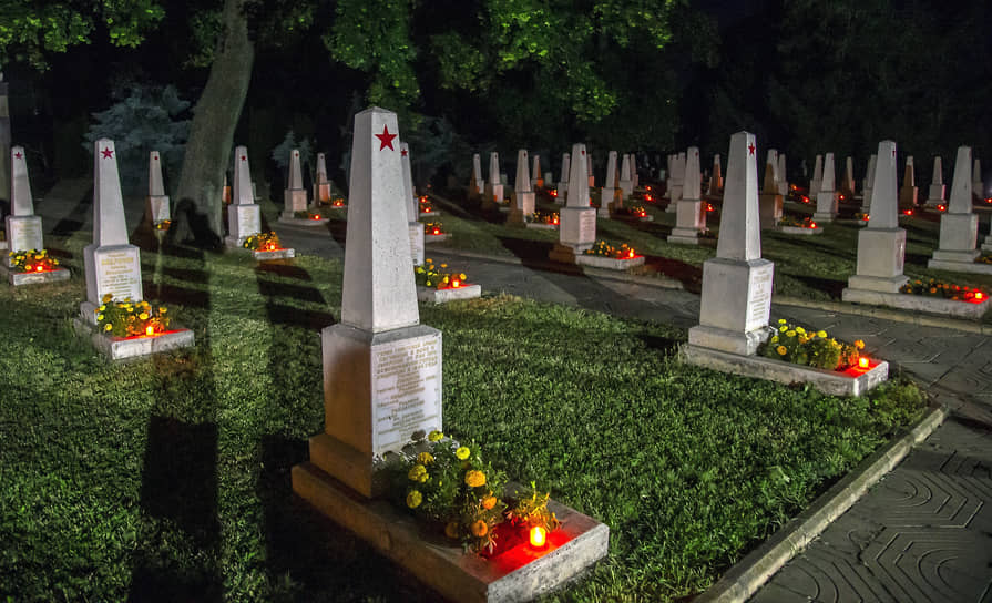 Кишиневцы зажгли на воинском кладбище свечи в память о павших в боях с нацизмом
