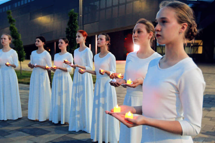 Участники акции в мемориальном комплексе «Самбекские высоты»