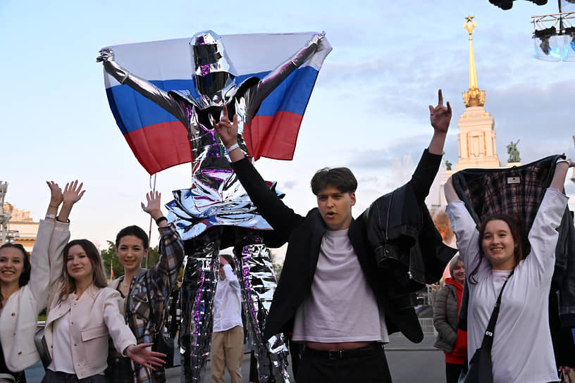 Выпускники во время празднования 