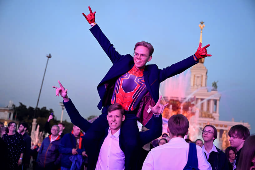 Выпускники во время празднования 