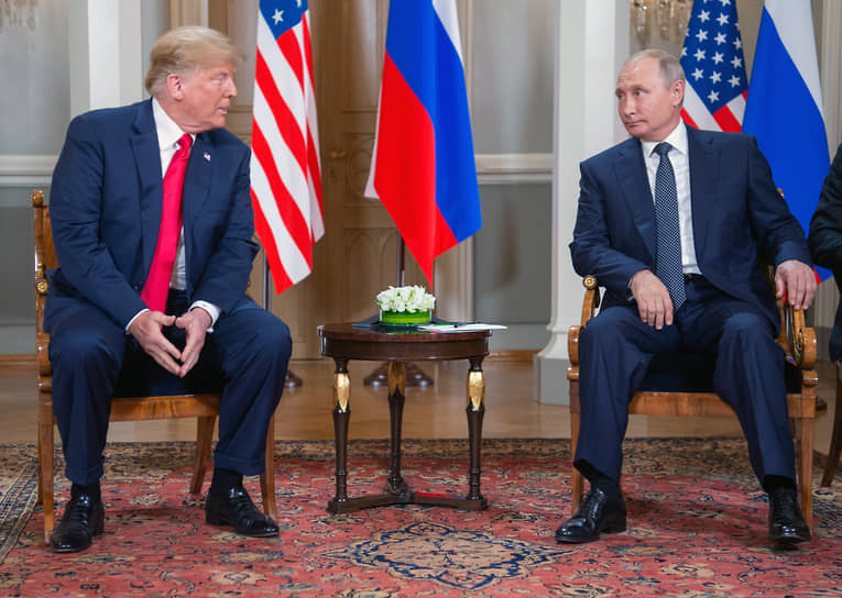 Президент России Владимир Путин (справа) и президент США Дональд Трамп (слева) во время встречи в Хельсинки (2018 год)