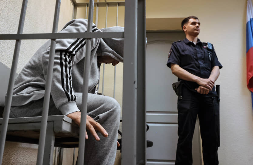 Судебное заседание по делу Камала Сафарова и Азиза Абасова (на фото — слева) в Ленинском районном суде Екатеринбурга
