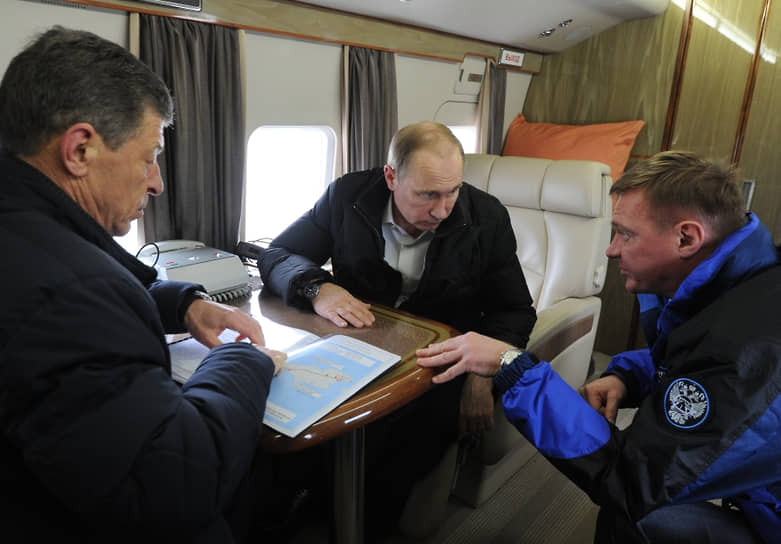 С президентом России Владимиром Путиным (в центре) во время облета транспортного перехода через Керченский пролив, март 2016 года