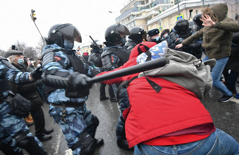 Митингующий и правоохранитель