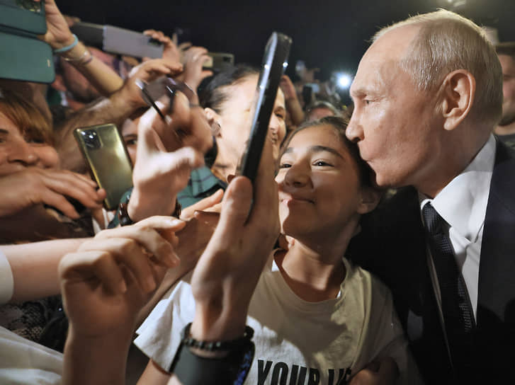Владимир Путин и жительница Дербента