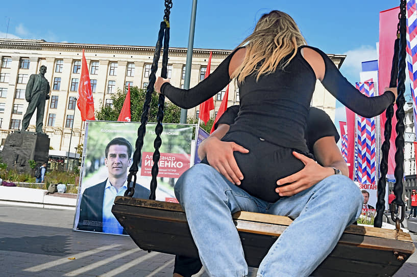 Влюбленные и качели