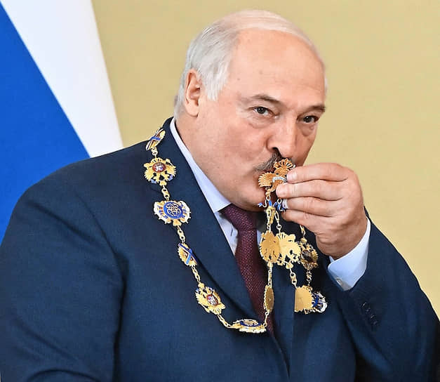 Александр Лукашенко и орден Святого апостола Андрея Первозванного от Владимира Путина