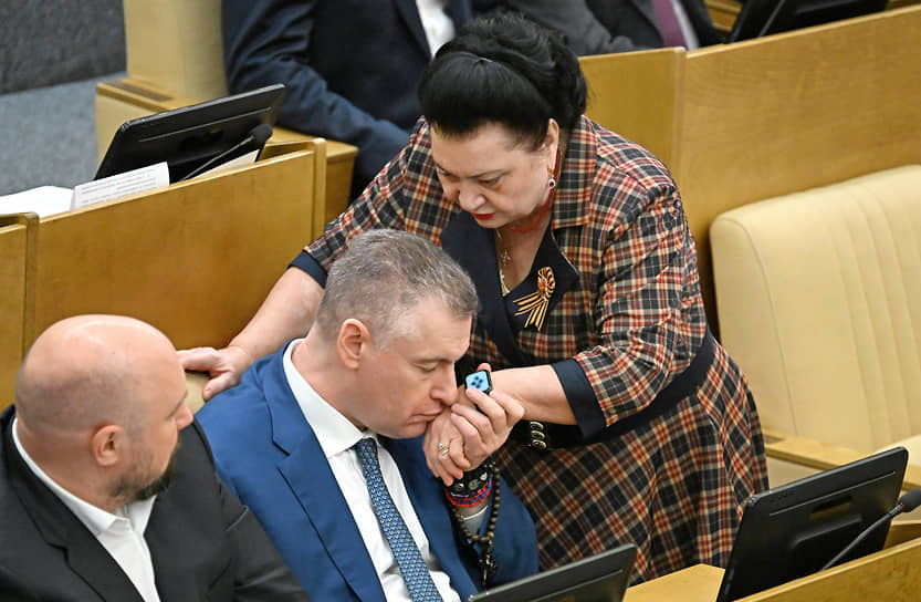 Депутаты Леонид Слуцкий и Раиса Кармазина