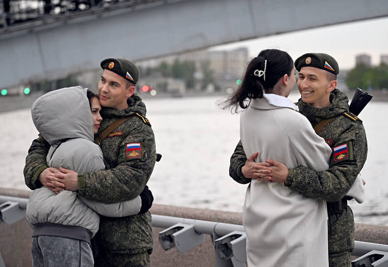 Военнослужащие и группа поддержки на репетиции парада Победы 