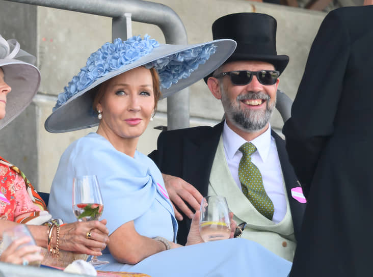 Джоан и Нил Мюррей наблюдают за ходом скачек Royal Ascot. 20 июня 2025 года