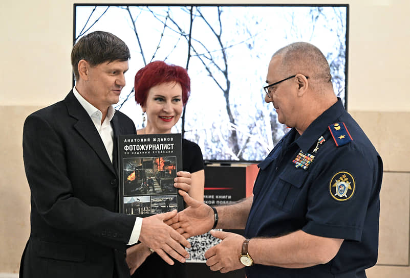 Анатолий Жданов, журналистка Дарья Асламова и генерал Сергей Петров на церемонии открытия выставки
