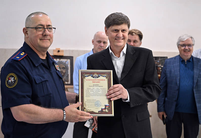 Анатолий Жданов (в центре) и руководитель управления общественно-политической работы Следственного комитета Герой России Сергей Петров (слева) 