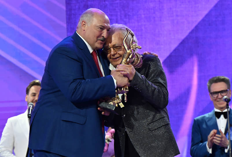 Президент Белоруссии Александр Лукашенко с композитором Юрием Антоновым на церемонии открытия фестиваля