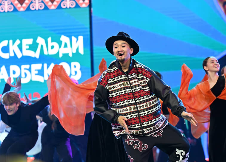 Певец из Кыргызстана Рыскельди Старбеков во время выступлениz
