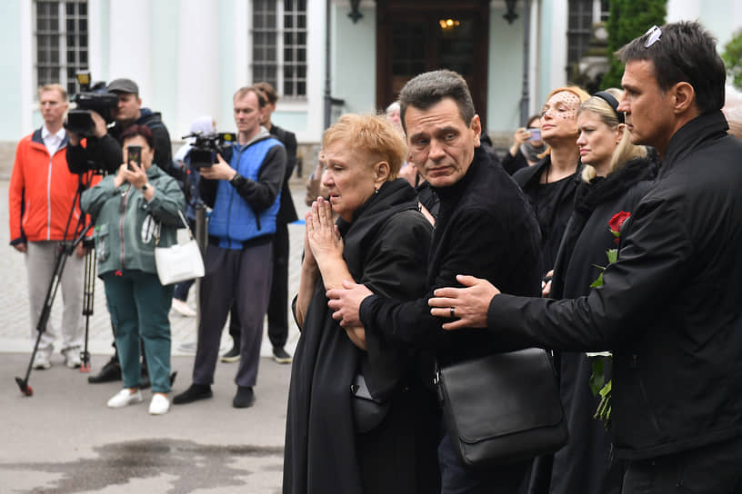 Церемонию посетили бывшая жена, дочери, мать экс-министра (в центре), а также его коллеги