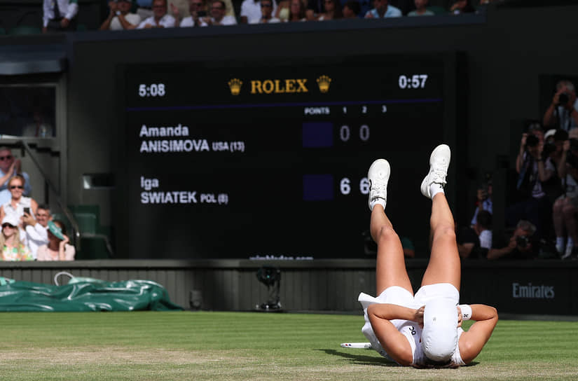 Теннисистка Ига Швентек после победы в финале Wimbledon