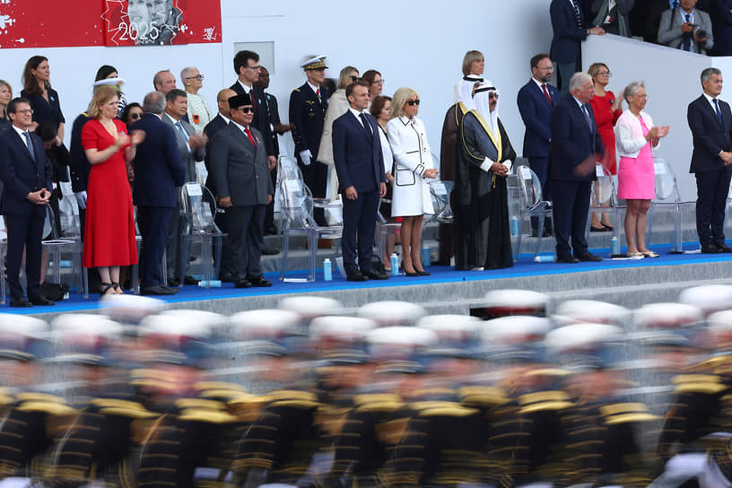 Президент Индонезии Прабово Субианто (третий слева в первом ряду), президент Франции Эмманюэль Макрон (четвертый слева в первом ряду), его жена Брижит Макрон (в центре в первом ряду) и эмир Кувейта шейх Мишаль аль-Ахмад аль-Джабер аль-Сабах (четвертый справа в первом ряду)