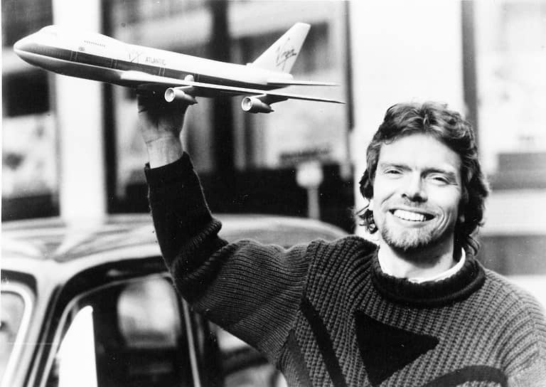 Вместе с моделью самолета Virgin Atlantic Airways, 1986 год