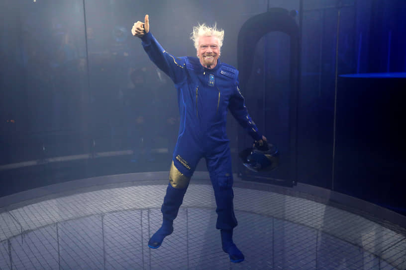 На демонстрации симулятора прыжка с парашютом в космической экипировке Virgin Galactic на презентации скафандров будущих астронавтов в Нью-Йорке, 2019 год