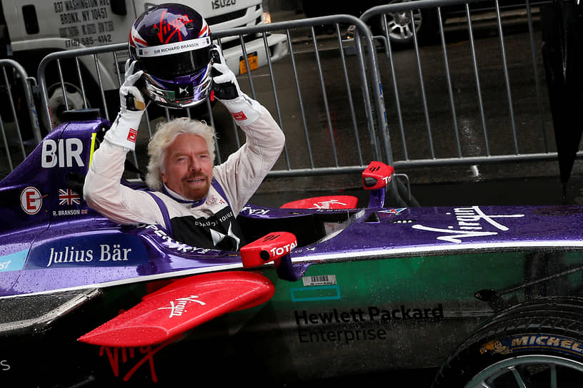 В гоночном болиде команды DS Virgin Racing на рекламной акции чемпионата мира «Формулы-E» в Нью-Йорке, 2017 год