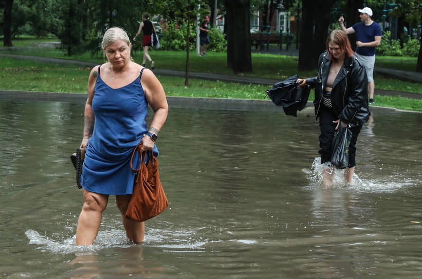 Менее чем за два часа в отдельных районах города выпала месячная норма осадков