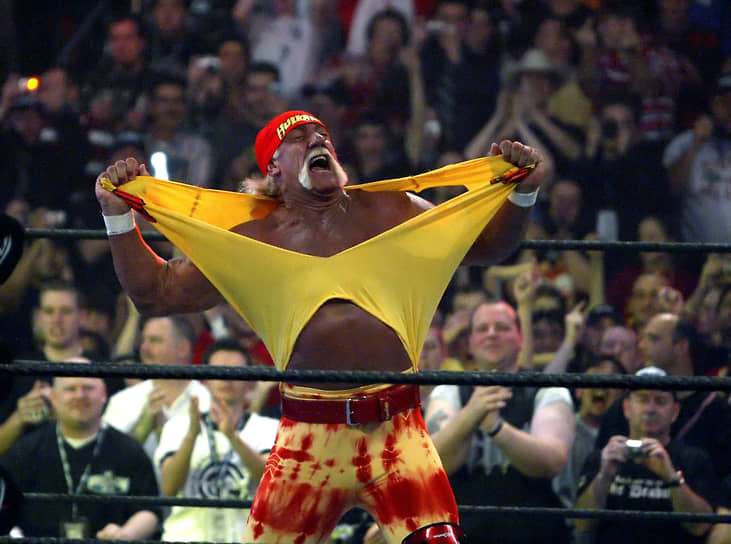 Халк Хоган зажигает толпу между матчами на шоу WrestleMania 21 в Лос-Анджелесе, 2005 год