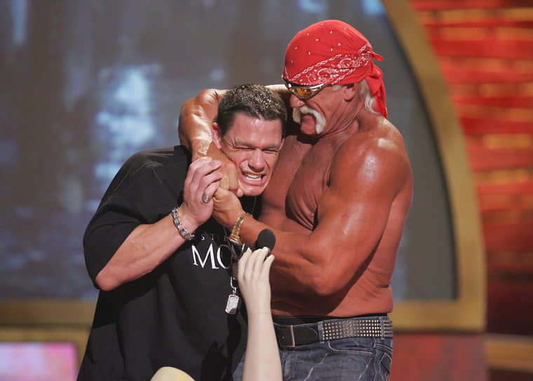 Халк Хоган проводит захват звезде шоу WrestleMania Джону Сине во время церемонии вручения наград Teen Choice Awards в Калифорнии, 2005 год