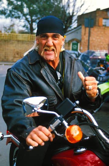 Халк позирует на «Харлее» в салоне Warr&#39;s Harley-Davidson в Лондоне, 1994 год