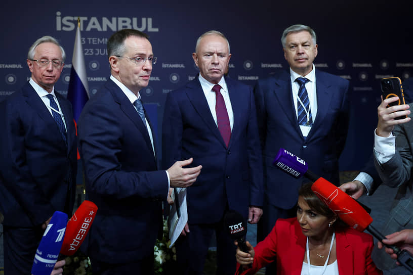 Помощник президента России Владимир Мединский (на переднем плане)
