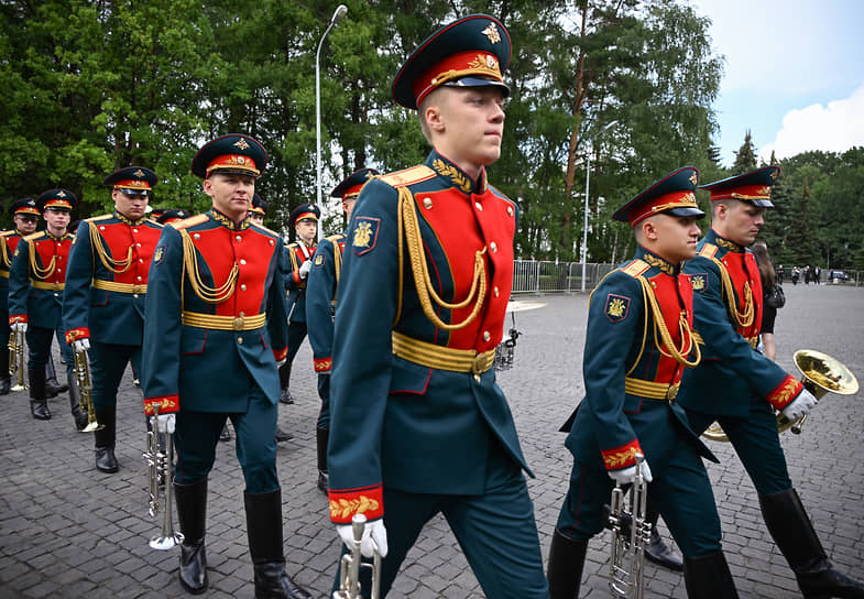 Военнослужащие на церемонии прощания с Ириной Подносовой