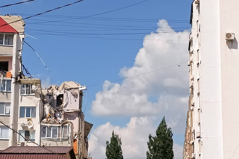 Из-за взрыва произошло разрушение углового подъезда с 7 по 10 этаж