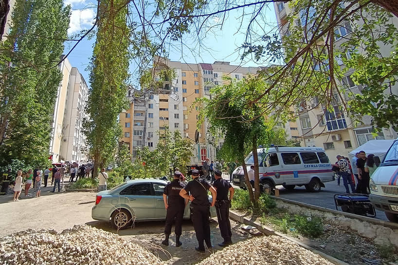 Сотрудники МВД на месте взрыва