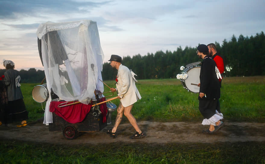 Гости в арт-парке «Николо-Ленивец»