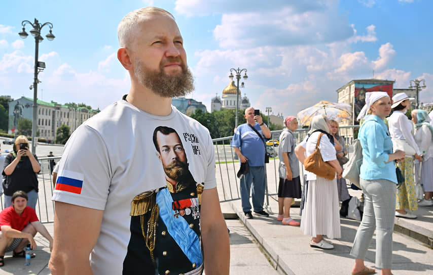 Верующие во время праздничного молебна у памятника князю Владимиру