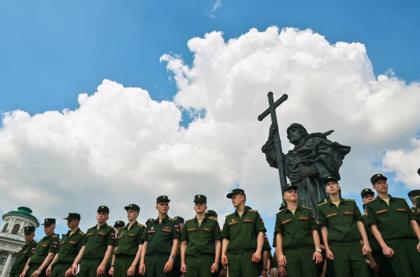 Военнослужащие во время праздничного молебна у памятника князю Владимиру