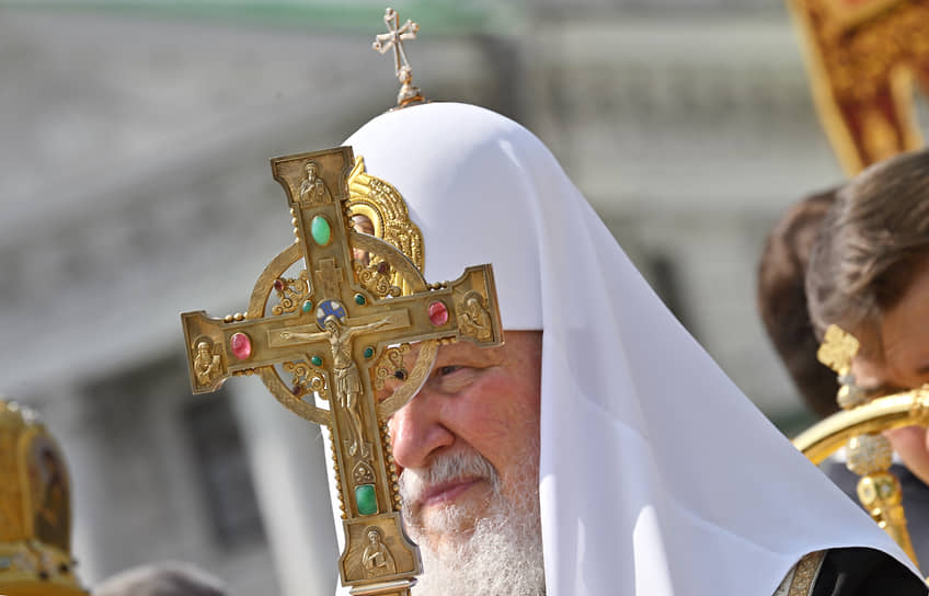 Патриарх Московский и Всея Руси Кирилл во время праздничного молебна у памятника князю Владимиру