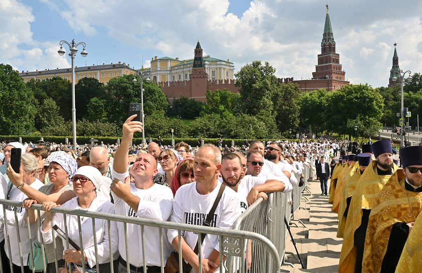 Верующие у памятника князю Владимиру в Москве