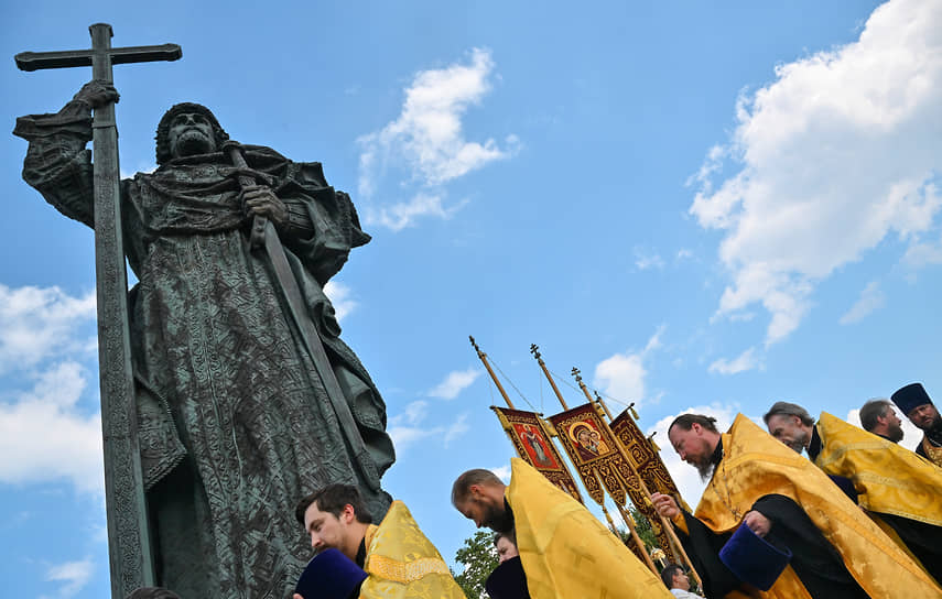 Крестный ход с мощами святого равноапостольного князя Владимира