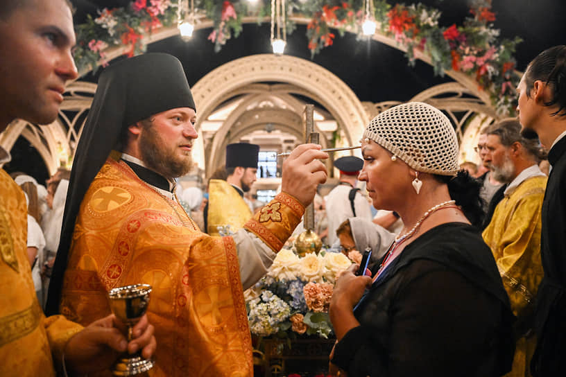 В 00:30 началась ночная Божественная литургия в храме-парке Святой Троицы
