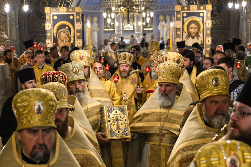 Перед началом божественной литургии 12 архиереев и более 100 священнослужителей прошли торжественным крестным ходом по территории музейно-храмового комплекса «Новый Херсонес», от Музея Христианства до Свято-Владимирского собора мужского монастыря в Херсонесе Таврическом