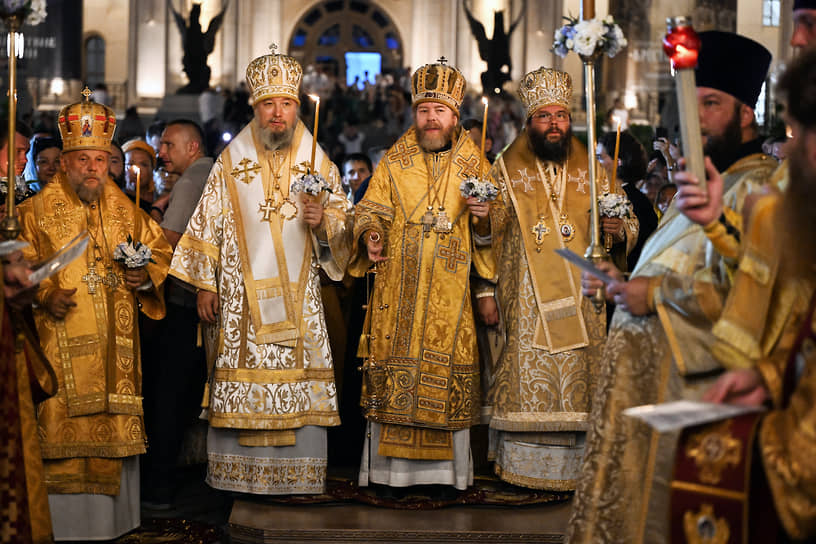 Митрополит Екатеринодарский и Кубанский Василий (второй слева), митрополит Симферопольский и Крымский Тихон (в центре) и митрополит Псковский и Порховский Матфей (справа) во время ночной Божественной литургии в храме-парке Святой Троицы
