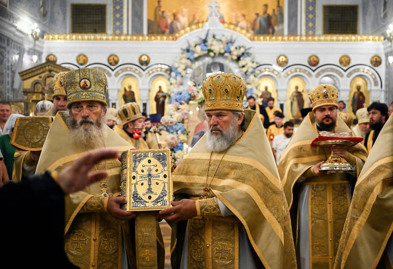 Крестный ход после Всенощного бдения в Свято-Владимирском Херсонесском соборе
