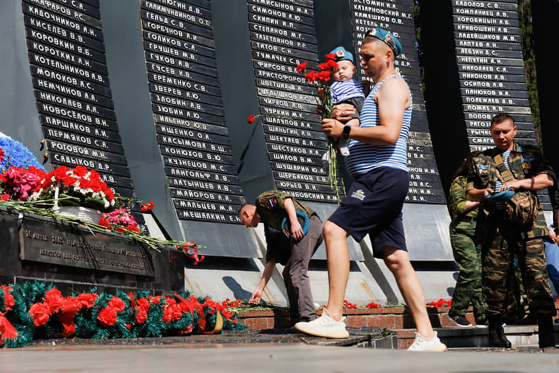 Бывшие десантники возлагают цветы к мемориалу «Черный тюльпан» в Екатеринбурге