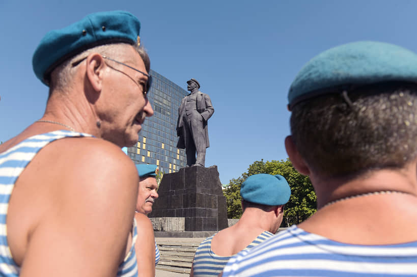 Празднование Дня ВДВ на площади Ленина в Донецке 